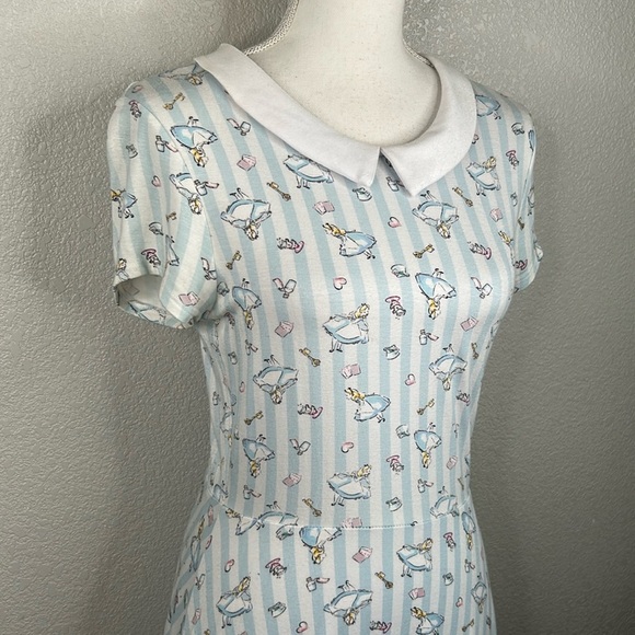 Disney Classic Alice in Wonderland Print Fit & Flare Peter Pan Collar Dress Med - Picture 2 of 8